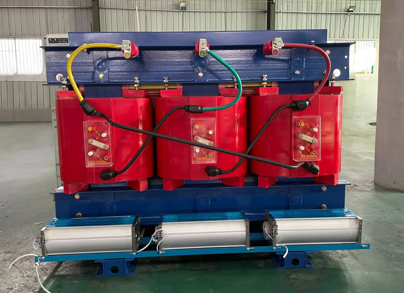 Cast-resin transformer with cooling fans